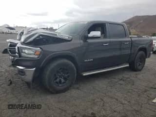 2019 Ram 1500 Laramie z VIN 1C6SRFJT0KN755270, wystawiony jako Copart lot #86179535 z przebiegiem 103 090 mil mil oraz Szkoda całkowita • Salvage title. Historia ofert i sprzedaży dostępna na DreamBid. Obrazek 1.