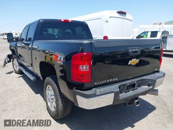 2013 Chevrolet Silverado 2500HD LTZ z VIN 1GC1KYE83DF123371, wystawiony jako IAAI lot #42395506 z przebiegiem 49 341 mil mil oraz . Historia ofert i sprzedaży dostępna na DreamBid. Obrazek 3.