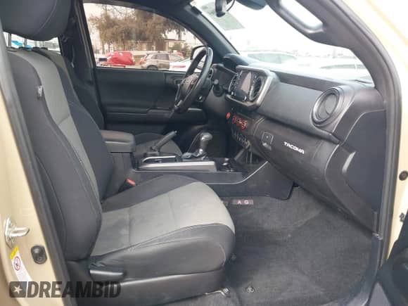 2020 Toyota Tacoma SR5 z VIN 3TMBZ5DN5LM026533, wystawiony jako IAAI lot #41529069 z przebiegiem 87 710 mil mil oraz . Historia ofert i sprzedaży dostępna na DreamBid. Obrazek 5.