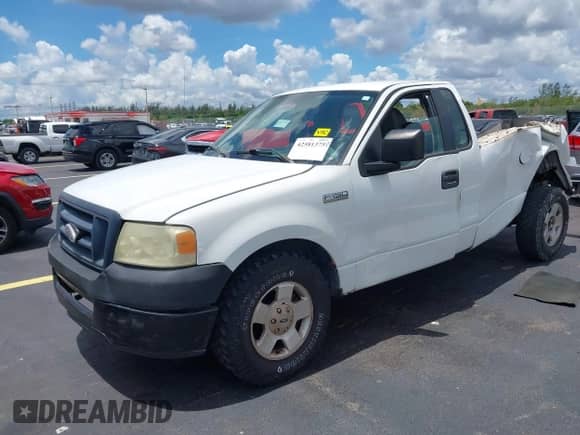 2006 Ford F-150 XL z VIN 1FTRF12W86KB54661, wystawiony jako IAAI lot #42581375 z przebiegiem 309 793 mil mil oraz . Historia ofert i sprzedaży dostępna na DreamBid. Obrazek 2.