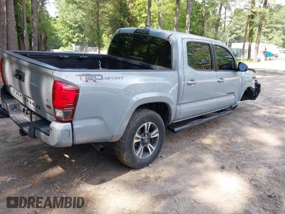 2019 Toyota Tacoma SR5 z VIN 3TMAZ5CN1KM113843, wystawiony jako IAAI lot #42716836 z przebiegiem 43 164 mil mil oraz . Historia ofert i sprzedaży dostępna na DreamBid. Obrazek 4.