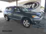 2006 Toyota RAV4 Sport z VIN JTMBD32VX66000827, wystawiony jako Copart lot #81287605 z przebiegiem 213 468 mil mil oraz Czysty tytuł • Clean title. Historia ofert i sprzedaży dostępna na DreamBid. Obrazek 4.