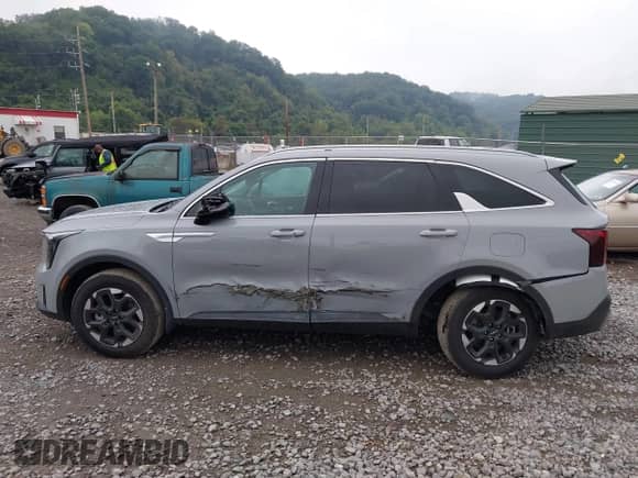 2025 Kia Sorento S с VIN 5XYRLDJCXSG332491, выставлен на аукционе IAAI как лот 43003969 с пробегом 1 969 миль миль и . История ставок и продаж доступна на DreamBid. Изображение 14.