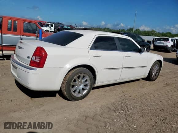 2008 Chrysler 300 Limited with VIN 2C3KA33G98H255953, listed as a Copart auction lot 61985425 with 61,215 mi miles and Salvage title. Bid and sale history available at DreamBid. Image 3.