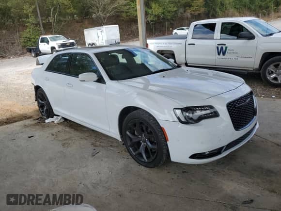 2022 Chrysler 300 S with VIN 2C3CCABG1NH135189, listed as a Copart auction lot 85926815 with 109,853 mi miles and Clean title. Bid and sale history available at DreamBid. Image 4.