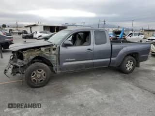 2011 Toyota Tacoma z VIN 5TFTX4CN1BX003958, wystawiony jako Copart lot #82218995 z przebiegiem 167 982 mil mil oraz Szkoda całkowita • Salvage title. Historia ofert i sprzedaży dostępna na DreamBid. Obrazek 1.