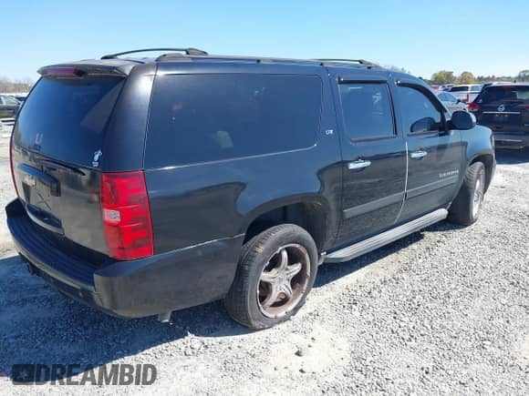 2007 Chevrolet Suburban LT z VIN 3GNFC16J07G122510, wystawiony jako IAAI lot #41852268 z przebiegiem Nie podano mil oraz . Historia ofert i sprzedaży dostępna na DreamBid. Obrazek 4.