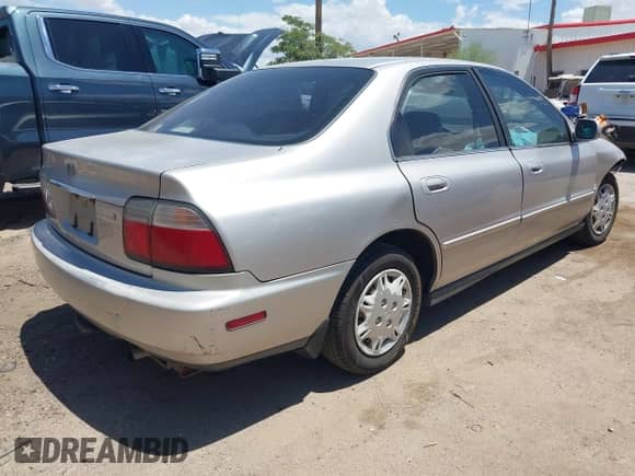 1997 Honda Accord Value с VIN 1HGCD568XVA186788, выставлен на аукционе IAAI как лот 42591510 с пробегом 155 802 миль миль и . История ставок и продаж доступна на DreamBid. Изображение 4.