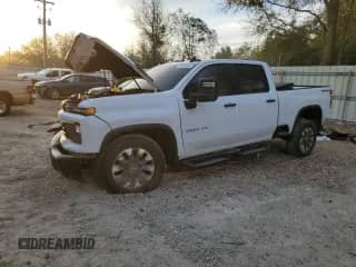 2024 Chevrolet Silverado 2500HD Custom с VIN 2GC4YME78R1256539, выставлен на аукционе Copart как лот 50293265 с пробегом 22 936 миль миль и Списание • Salvage title. История ставок и продаж доступна на DreamBid. Изображение 1.
