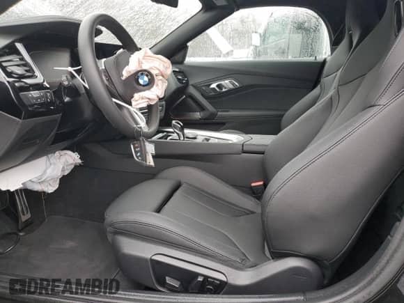 2025 BMW Z4 sDrive30i z VIN WBAHF3C06SWY43759, wystawiony jako Copart lot #52188975 z przebiegiem 1 638 mil mil oraz Szkoda całkowita • Salvage title. Historia ofert i sprzedaży dostępna na DreamBid. Obrazek 7.