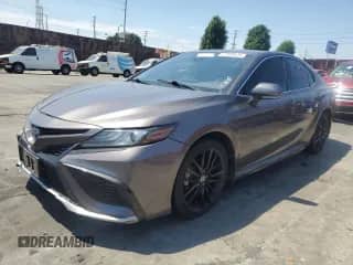 2022 Toyota Camry Hybrid XSE z VIN 4T1K31AK7NU581207, wystawiony jako Copart lot #67908435 z przebiegiem 191 634 mil mil oraz Czysty tytuł • Clean title. Historia ofert i sprzedaży dostępna na DreamBid. Obrazek 1.