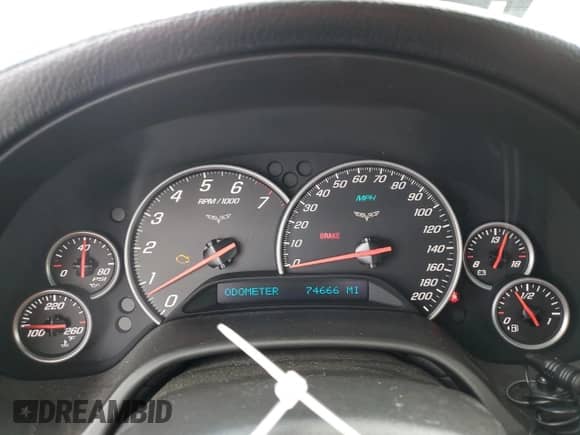 2005 Chevrolet Corvette z VIN 1G1YY24U855128803, wystawiony jako Copart lot #84360565 z przebiegiem 74 666 mil mil oraz Szkoda całkowita • Salvage title. Historia ofert i sprzedaży dostępna na DreamBid. Obrazek 9.