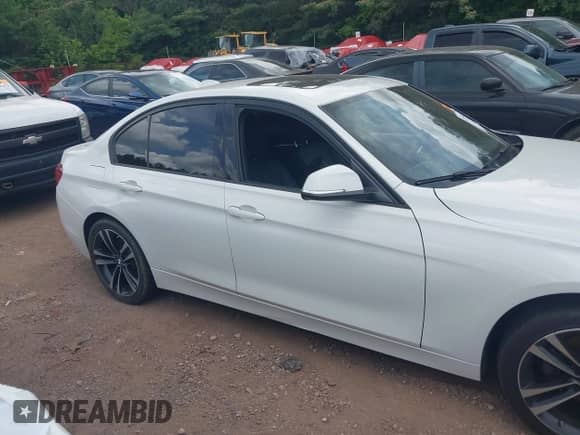 2018 BMW 3 Series 330i с VIN WBA8B9G58JNU57515, выставлен на аукционе IAAI как лот 42453499 с пробегом 121 301 миль миль и . История ставок и продаж доступна на DreamBid. Изображение 13.