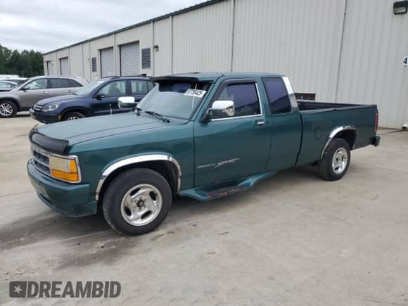 1993 Dodge Dakota z VIN 1B7FL23X3PS153914, wystawiony jako Copart lot #67756425 z przebiegiem 277 083 mil mil oraz Szkoda całkowita • Salvage title. Historia ofert i sprzedaży dostępna na DreamBid. Obrazek 1.