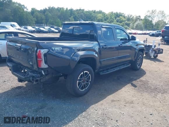 2025 Toyota Tacoma SR z VIN 3TMLB5JN9SM122113, wystawiony jako IAAI lot #43150778 z przebiegiem 3 655 mil mil oraz . Historia ofert i sprzedaży dostępna na DreamBid. Obrazek 4.