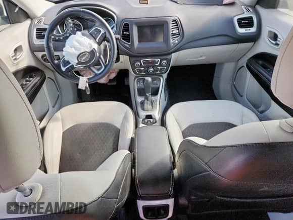 2019 Jeep Compass Latitude z VIN 3C4NJCBB5KT636714, wystawiony jako Copart lot #64874635 z przebiegiem Nie podano mil oraz Szkoda całkowita • Salvage title. Historia ofert i sprzedaży dostępna na DreamBid. Obrazek 8.
