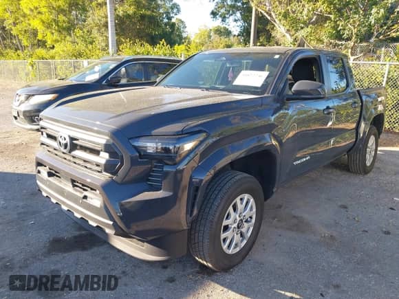 2024 Toyota Tacoma SR5 z VIN 3TMKB5FN7RM004138, wystawiony jako IAAI lot #41428936 z przebiegiem 13 625 mil mil oraz . Historia ofert i sprzedaży dostępna na DreamBid. Obrazek 2.