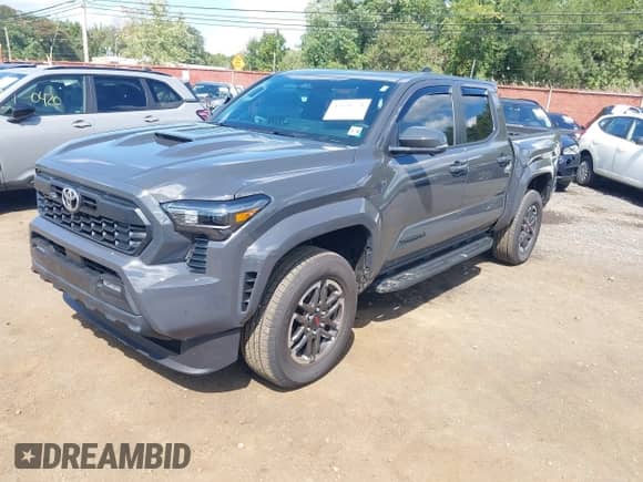 2025 Toyota Tacoma SR z VIN 3TMLB5JN9SM122113, wystawiony jako IAAI lot #43150778 z przebiegiem 3 655 mil mil oraz . Historia ofert i sprzedaży dostępna na DreamBid. Obrazek 18.