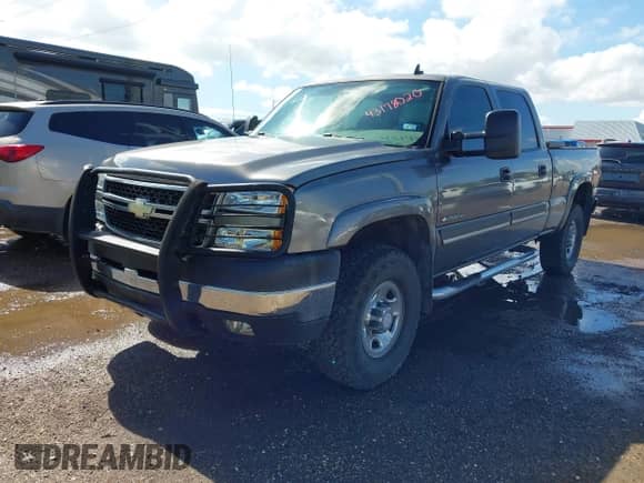 2007 Chevrolet Silverado 2500HD LS z VIN 1GCHC23U97F195897, wystawiony jako IAAI lot #43178020 z przebiegiem 221 601 mil mil oraz . Historia ofert i sprzedaży dostępna na DreamBid. Obrazek 2.