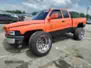 1998 Dodge 1500 z VIN 3B7HF12ZXWG126003, wystawiony jako Copart lot #61620115 z przebiegiem 210 781 mil mil oraz Szkoda całkowita • Salvage title. Historia ofert i sprzedaży dostępna na DreamBid. Obrazek 1.