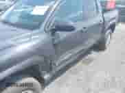 2024 Toyota Tacoma SR5 z VIN 3TMLB5JN3RM039609, wystawiony jako IAAI lot #42811469 z przebiegiem 19 681 mil mil oraz . Historia ofert i sprzedaży dostępna na DreamBid. Obrazek 6.