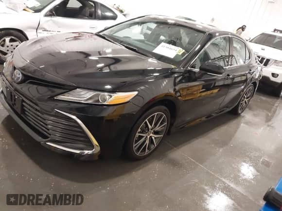 2023 Toyota Camry Hybrid XLE z VIN 4T1F31AK5PU611888, wystawiony jako IAAI lot #41304654 z przebiegiem 40 140 mil mil oraz . Historia ofert i sprzedaży dostępna na DreamBid. Obrazek 17.