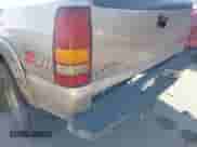 2000 GMC Sierra 1500 SLE z VIN 1GTEK19T8YE177770, wystawiony jako IAAI lot #42987401 z przebiegiem 193 588 mil mil oraz . Historia ofert i sprzedaży dostępna na DreamBid. Obrazek 6.
