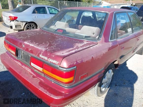1991 Toyota Camry DLX z VIN 4T1SV21EXMU354893, wystawiony jako IAAI lot #43414642 z przebiegiem 135 939 mil mil oraz . Historia ofert i sprzedaży dostępna na DreamBid. Obrazek 14.