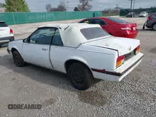 1984 Chevrolet Cavalier z VIN 1G1AE67P4E7249856, wystawiony jako IAAI lot #41913873 z przebiegiem 82 331 mil mil oraz . Historia ofert i sprzedaży dostępna na DreamBid. Obrazek 3.