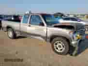 1993 Dodge Dakota z VIN 1B7GL23Y6PS148817, wystawiony jako Copart lot #67260985 z przebiegiem 164 951 mil mil oraz Szkoda całkowita • Salvage title. Historia ofert i sprzedaży dostępna na DreamBid. Obrazek 4.