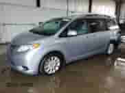 2015 Toyota Sienna LE z VIN 5TDJK3DC5FS119642, wystawiony jako Copart lot #70426165 z przebiegiem 163 533 mil mil oraz Szkoda całkowita • Salvage title. Historia ofert i sprzedaży dostępna na DreamBid. Obrazek 1.