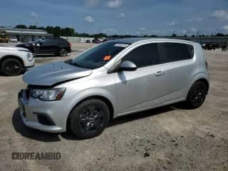 2018 Chevrolet Sonic LT z VIN 1G1JG6SH2J4103980, wystawiony jako Copart lot #59359705 z przebiegiem 103 308 mil mil oraz Szkoda całkowita • Salvage title. Historia ofert i sprzedaży dostępna na DreamBid. Obrazek 1.