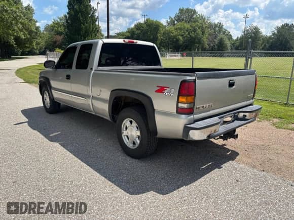 2004 GMC Sierra 1500 SLT z VIN 2GTEK19T341227163, wystawiony jako Copart lot #80357835 z przebiegiem 211 858 mil mil oraz Czysty tytuł • Clean title. Historia ofert i sprzedaży dostępna na DreamBid. Obrazek 3.