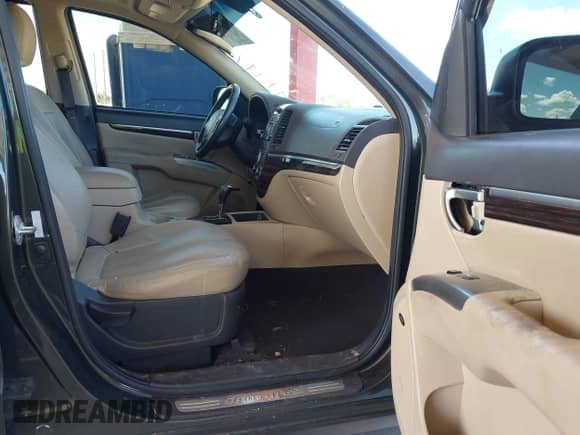 2012 Hyundai Santa Fe Limited z VIN 5XYZK4AG5CG147997, wystawiony jako IAAI lot #43474178 z przebiegiem 172 339 mil mil oraz . Historia ofert i sprzedaży dostępna na DreamBid. Obrazek 5.