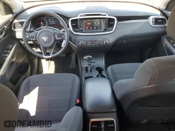 2018 Kia Sorento LX z VIN 5XYPG4A38JG396068, wystawiony jako Copart lot #70809795 z przebiegiem 88 765 mil mil oraz Szkoda całkowita • Salvage title. Historia ofert i sprzedaży dostępna na DreamBid. Obrazek 8.