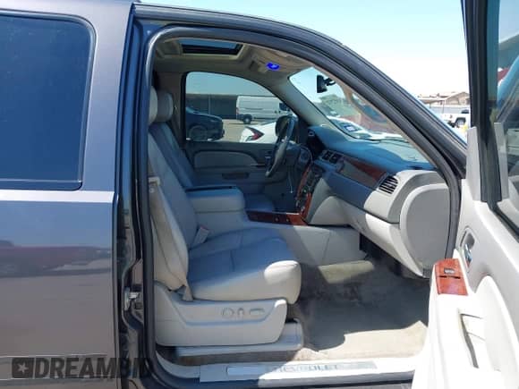 2010 Chevrolet Tahoe LTZ z VIN 1GNUCCE04AR106586, wystawiony jako IAAI lot #41972972 z przebiegiem 283 992 mil mil oraz . Historia ofert i sprzedaży dostępna na DreamBid. Obrazek 5.