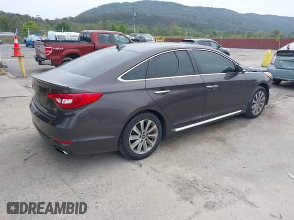2016 Hyundai Sonata Limited with VIN 5NPE34AF3GH392685, listed as a IAAI auction lot 43329918 with 67,930 mi miles and . Bid and sale history available at DreamBid. Image 4.