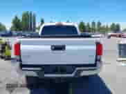 2018 Toyota Tacoma SR5 z VIN 5TFSZ5AN7JX125771, wystawiony jako IAAI lot #42783782 z przebiegiem 152 340 mil mil oraz . Historia ofert i sprzedaży dostępna na DreamBid. Obrazek 16.