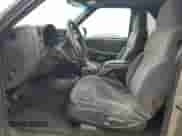 2001 Chevrolet Blazer LS z VIN 1GNCT18W91K167036, wystawiony jako Copart lot #47848415 z przebiegiem 145 278 mil mil oraz Szkoda całkowita • Salvage title. Historia ofert i sprzedaży dostępna na DreamBid. Obrazek 7.