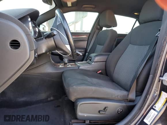 2012 Chrysler 300 z VIN 2C3CCAAG1CH195293, wystawiony jako Copart lot #82689305 z przebiegiem 235 376 mil mil oraz Szkoda całkowita • Salvage title. Historia ofert i sprzedaży dostępna na DreamBid. Obrazek 7.