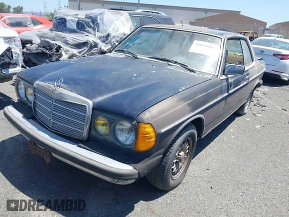 1982 Mercedes-Benz 300 z VIN WDBAB53A7CB000357, wystawiony jako IAAI lot #26824818 z przebiegiem 246 244 mil mil oraz . Historia ofert i sprzedaży dostępna na DreamBid. Obrazek 2.