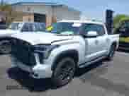 2023 Toyota Tundra Limited Hybrid z VIN 5TFJC5DBXPX037076, wystawiony jako IAAI lot #42324604 z przebiegiem 39 900 mil mil oraz . Historia ofert i sprzedaży dostępna na DreamBid. Obrazek 15.