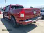 2019 Ram 1500 Big Horn z VIN 1C6RRFFGXKN720097, wystawiony jako IAAI lot #42483480 z przebiegiem 64 633 mil mil oraz . Historia ofert i sprzedaży dostępna na DreamBid. Obrazek 3.