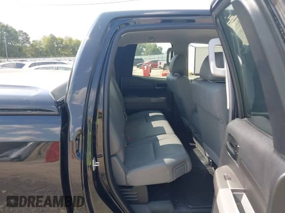 2012 Toyota Tundra z VIN 5TFRU5F11CX027728, wystawiony jako IAAI lot #43122765 z przebiegiem 196 119 mil mil oraz . Historia ofert i sprzedaży dostępna na DreamBid. Obrazek 8.