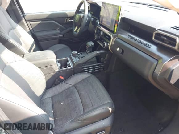 2024 Toyota Tacoma SR5 z VIN 3TMLB5JNXRM054348, wystawiony jako IAAI lot #42437739 z przebiegiem 11 274 mil mil oraz . Historia ofert i sprzedaży dostępna na DreamBid. Obrazek 5.