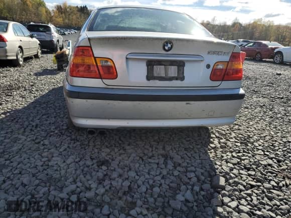2005 BMW 3 Series 330xi with VIN WBAEW53405PN38032, listed as a Copart auction lot 89687445 with 141,864 mi miles and Clean title. Bid and sale history available at DreamBid. Image 6.