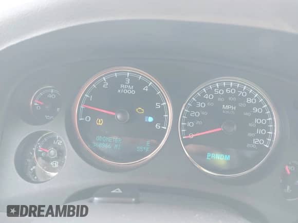 2009 Chevrolet Suburban 2LT z VIN 1GNFC26029R231745, wystawiony jako IAAI lot #43550358 z przebiegiem 388 966 mil mil oraz . Historia ofert i sprzedaży dostępna na DreamBid. Obrazek 7.