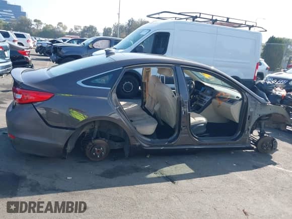 2015 Hyundai Sonata SE с VIN 5NPE24AF8FH127262, выставлен на аукционе IAAI как лот 43235413 с пробегом Не указан миль и . История ставок и продаж доступна на DreamBid. Изображение 13.