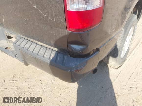 2006 Ford F-150 XL z VIN 1FTRF12266NB19869, wystawiony jako IAAI lot #43434203 z przebiegiem 116 276 mil mil oraz . Historia ofert i sprzedaży dostępna na DreamBid. Obrazek 12.