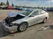 2017 Toyota Camry LE z VIN 4T1BF1FK7HU800073, wystawiony jako Copart lot #86455635 z przebiegiem Nie podano mil oraz Szkoda całkowita • Salvage title. Historia ofert i sprzedaży dostępna na DreamBid. Obrazek 1.